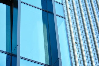 Çağdaş mimarinin, beton ve camdan duvarlar soyut parçası. Cam giydirme cephe modern ofis binası