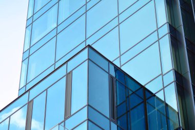 Çağdaş mimarinin, beton ve camdan duvarlar soyut parçası. Cam giydirme cephe modern ofis binası