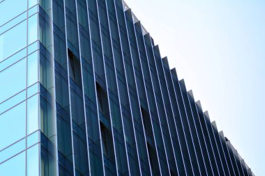 Çağdaş mimarinin, beton ve camdan duvarlar soyut parçası. Cam giydirme cephe modern ofis binası
