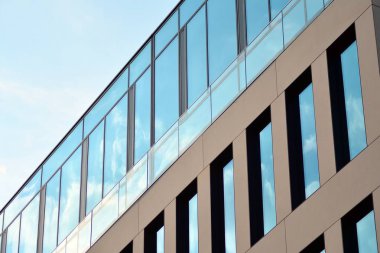 Çağdaş mimarinin, beton ve camdan duvarlar soyut parçası. Cam giydirme cephe modern ofis binası