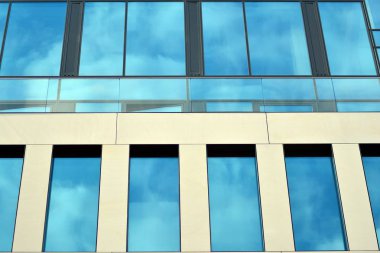 Çağdaş mimarinin, beton ve camdan duvarlar soyut parçası. Cam giydirme cephe modern ofis binası
