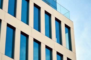 Çağdaş mimarinin, beton ve camdan duvarlar soyut parçası. Cam giydirme cephe modern ofis binası