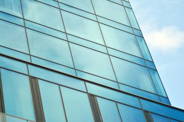 Çağdaş mimarinin, beton ve camdan duvarlar soyut parçası. Cam giydirme cephe modern ofis binası