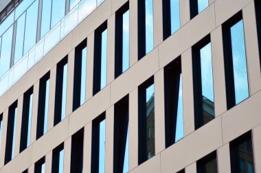 Çağdaş mimarinin, beton ve camdan duvarlar soyut parçası. Cam giydirme cephe modern ofis binası