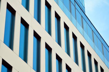 Çağdaş mimarinin, beton ve camdan duvarlar soyut parçası. Cam giydirme cephe modern ofis binası