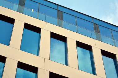 Çağdaş mimarinin, beton ve camdan duvarlar soyut parçası. Cam giydirme cephe modern ofis binası