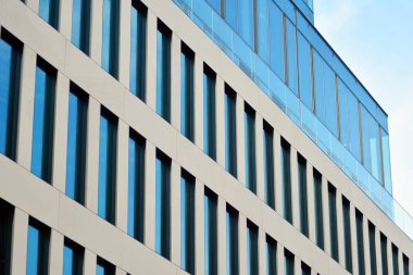 Çağdaş mimarinin, beton ve camdan duvarlar soyut parçası. Cam giydirme cephe modern ofis binası