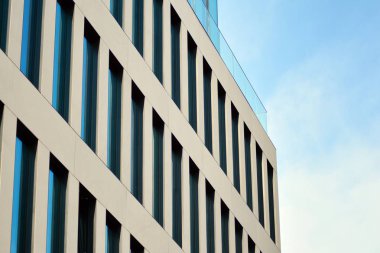 Çağdaş mimarinin, beton ve camdan duvarlar soyut parçası. Cam giydirme cephe modern ofis binası