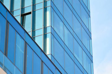 Çağdaş mimarinin, beton ve camdan duvarlar soyut parçası. Cam giydirme cephe modern ofis binası