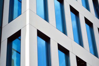 Çağdaş mimarinin, beton ve camdan duvarlar soyut parçası. Cam giydirme cephe modern ofis binası