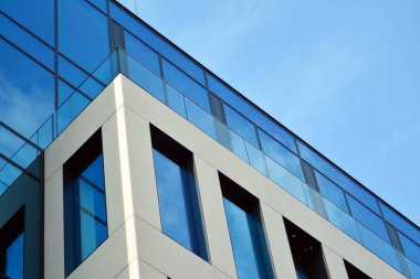 Çağdaş mimarinin, beton ve camdan duvarlar soyut parçası. Cam giydirme cephe modern ofis binası
