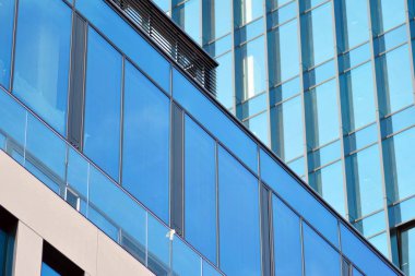 Çağdaş mimarinin, beton ve camdan duvarlar soyut parçası. Cam giydirme cephe modern ofis binası