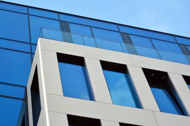 Çağdaş mimarinin, beton ve camdan duvarlar soyut parçası. Cam giydirme cephe modern ofis binası