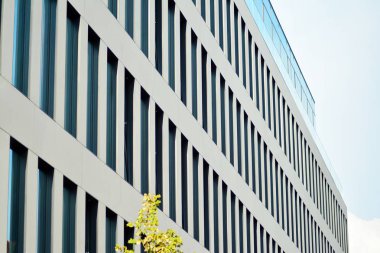 Çağdaş mimarinin, beton ve camdan duvarlar soyut parçası. Cam giydirme cephe modern ofis binası