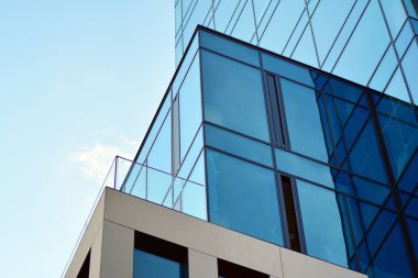 Çağdaş mimarinin, beton ve camdan duvarlar soyut parçası. Cam giydirme cephe modern ofis binası