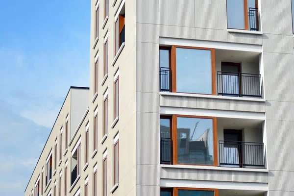 Çağdaş mimarinin soyut parçası. Konut modern bina