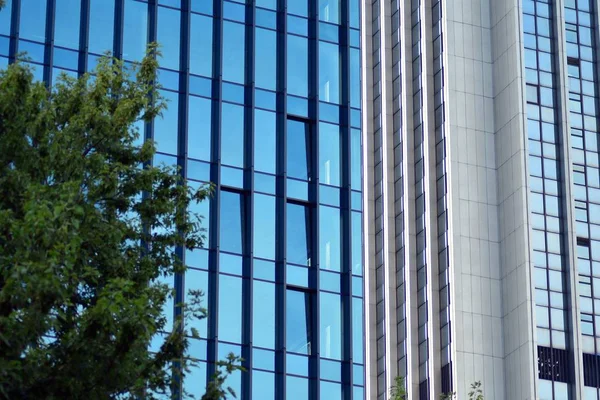 Çağdaş mimarinin, beton ve camdan duvarlar soyut parçası. Cam giydirme cephe modern ofis binası