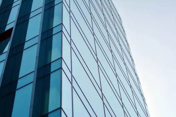 Çağdaş mimarinin, beton ve camdan duvarlar soyut parçası. Cam giydirme cephe modern ofis binası