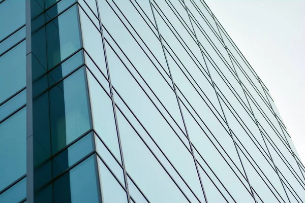 Çağdaş mimarinin, beton ve camdan duvarlar soyut parçası. Cam giydirme cephe modern ofis binası