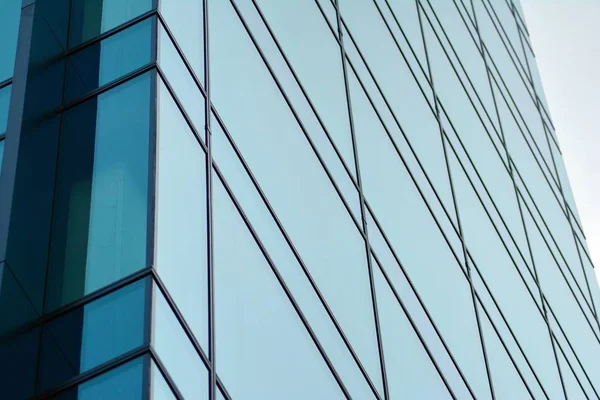 Çağdaş mimarinin, beton ve camdan duvarlar soyut parçası. Cam giydirme cephe modern ofis binası