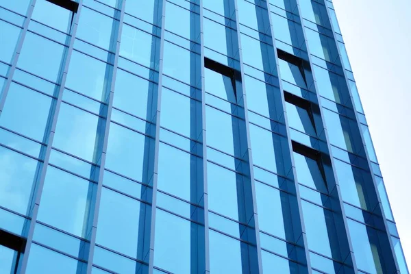 Çağdaş mimarinin, beton ve camdan duvarlar soyut parçası. Cam giydirme cephe modern ofis binası