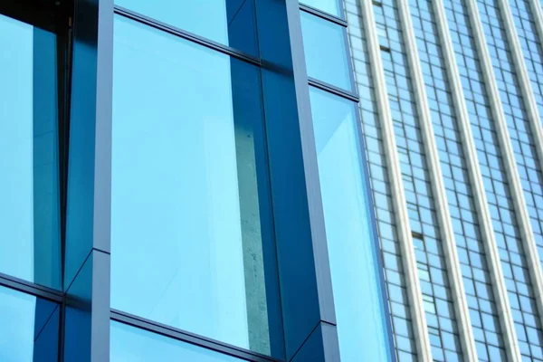 Çağdaş mimarinin, beton ve camdan duvarlar soyut parçası. Cam giydirme cephe modern ofis binası