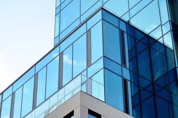 Çağdaş mimarinin, beton ve camdan duvarlar soyut parçası. Cam giydirme cephe modern ofis binası