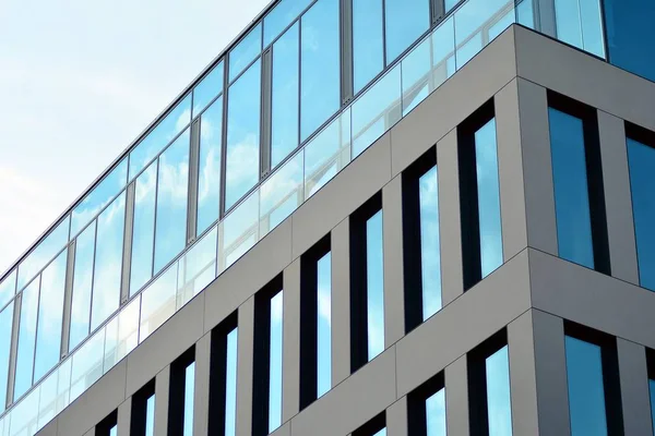 Çağdaş mimarinin, beton ve camdan duvarlar soyut parçası. Cam giydirme cephe modern ofis binası