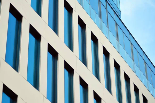 Çağdaş mimarinin, beton ve camdan duvarlar soyut parçası. Cam giydirme cephe modern ofis binası