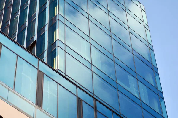 Çağdaş mimarinin, beton ve camdan duvarlar soyut parçası. Cam giydirme cephe modern ofis binası
