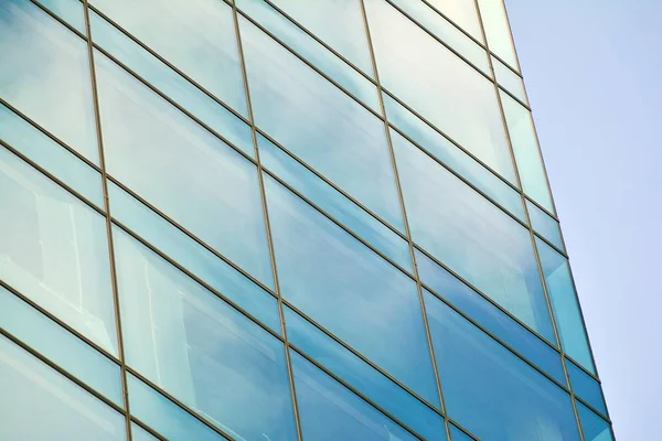 Çağdaş mimarinin, beton ve camdan duvarlar soyut parçası. Cam giydirme cephe modern ofis binası