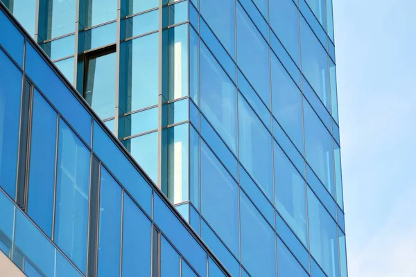 Çağdaş mimarinin, beton ve camdan duvarlar soyut parçası. Cam giydirme cephe modern ofis binası