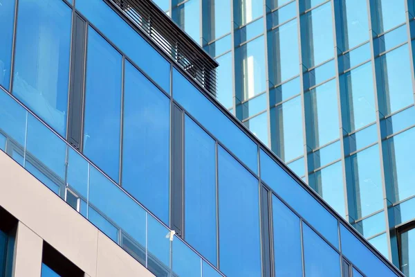 Çağdaş mimarinin, beton ve camdan duvarlar soyut parçası. Cam giydirme cephe modern ofis binası