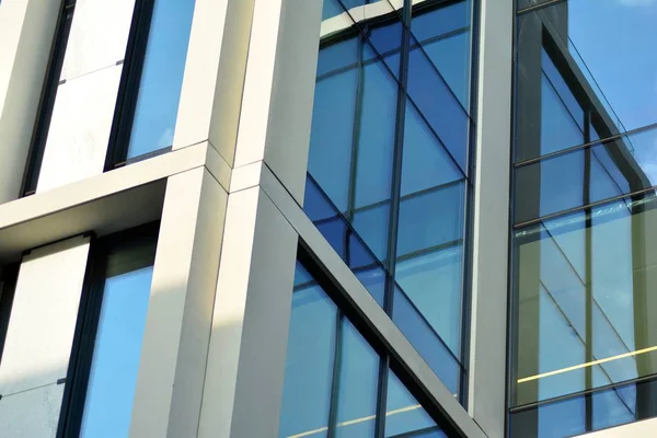 Çağdaş mimarinin, beton ve camdan duvarlar soyut parçası. Cam giydirme cephe modern ofis binası