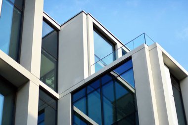 Çağdaş mimarinin, beton ve camdan duvarlar soyut parçası. Cam giydirme cephe modern ofis binası