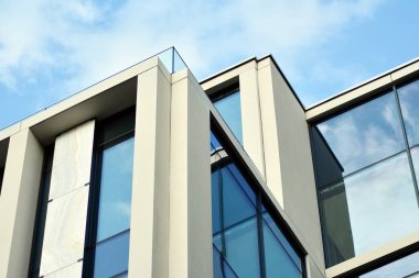 Çağdaş mimarinin, beton ve camdan duvarlar soyut parçası. Cam giydirme cephe modern ofis binası