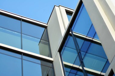 Çağdaş mimarinin, beton ve camdan duvarlar soyut parçası. Cam giydirme cephe modern ofis binası