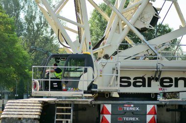 Varşova, Polonya. 8 Eylül 2018. İkinci metro hattı inşaatı. Vinçler Varşova Metro inşaat sitesinde. Terex Demag -cc-3800