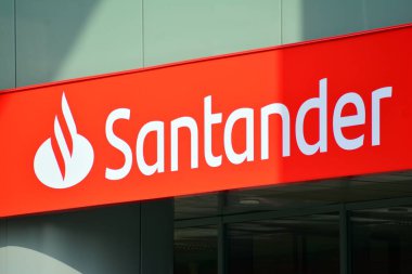 Varşova, Polonya. 8 Eylül 2018. Santander imzala. Şirket tabela Santander.