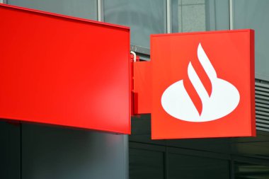 Varşova, Polonya. 8 Eylül 2018. Santander imzala. Şirket tabela Santander.