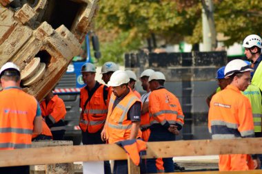 Varşova, Polonya. 8 Eylül 2018. İkinci metro hattı inşaatı. Metro inşaat sahasında tünel delme makinesi