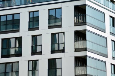 Çağdaş mimarinin soyut parçası. Konut modern bina