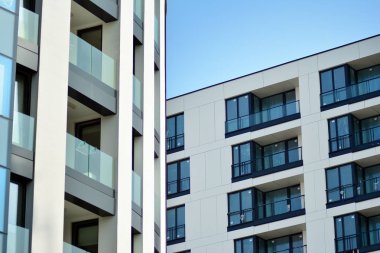 Çağdaş mimarinin soyut parçası. Konut modern bina