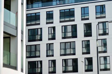 Çağdaş mimarinin soyut parçası. Konut modern bina