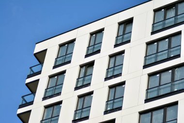Çağdaş mimarinin soyut parçası. Konut modern bina