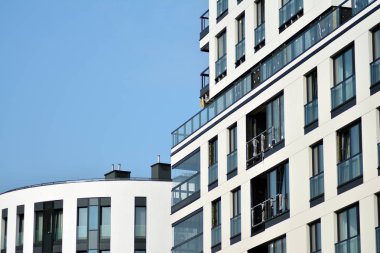 Çağdaş mimarinin soyut parçası. Konut modern bina