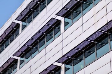 Çağdaş mimarinin, beton ve camdan duvarlar soyut parçası. Cam giydirme cephe modern ofis binası
