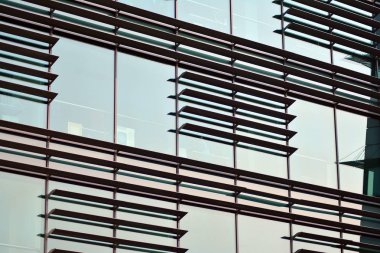 Çağdaş mimarinin, beton ve camdan duvarlar soyut parçası. Cam giydirme cephe modern ofis binası