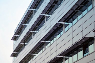 Çağdaş mimarinin, beton ve camdan duvarlar soyut parçası. Cam giydirme cephe modern ofis binası