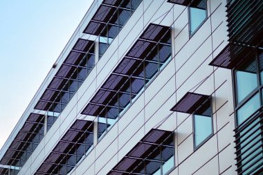 Çağdaş mimarinin, beton ve camdan duvarlar soyut parçası. Cam giydirme cephe modern ofis binası